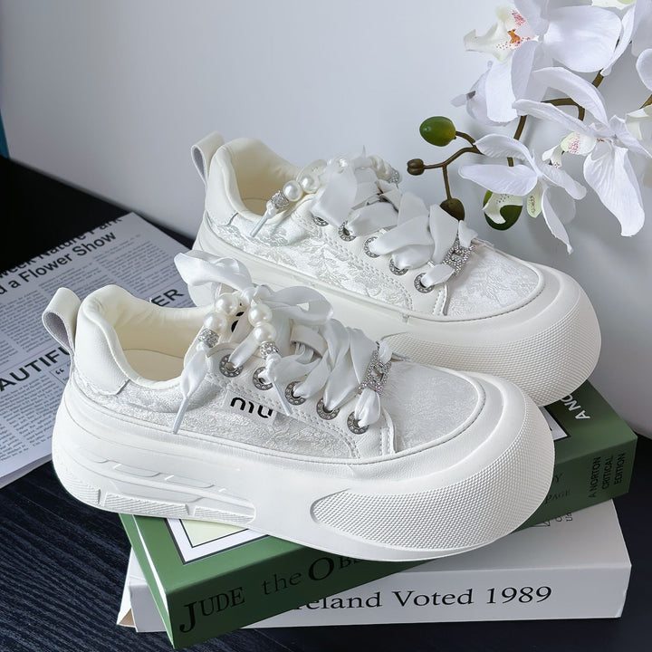 Dame mode-sneakers med dekorative satinbånd og slidstærkt designer-overmateriale Stilla