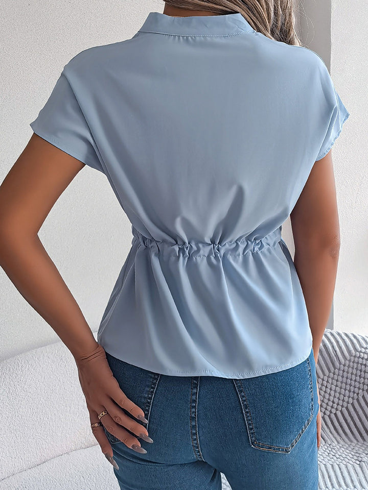 Damebluse med taljebælte og knapdetaljer Stilla