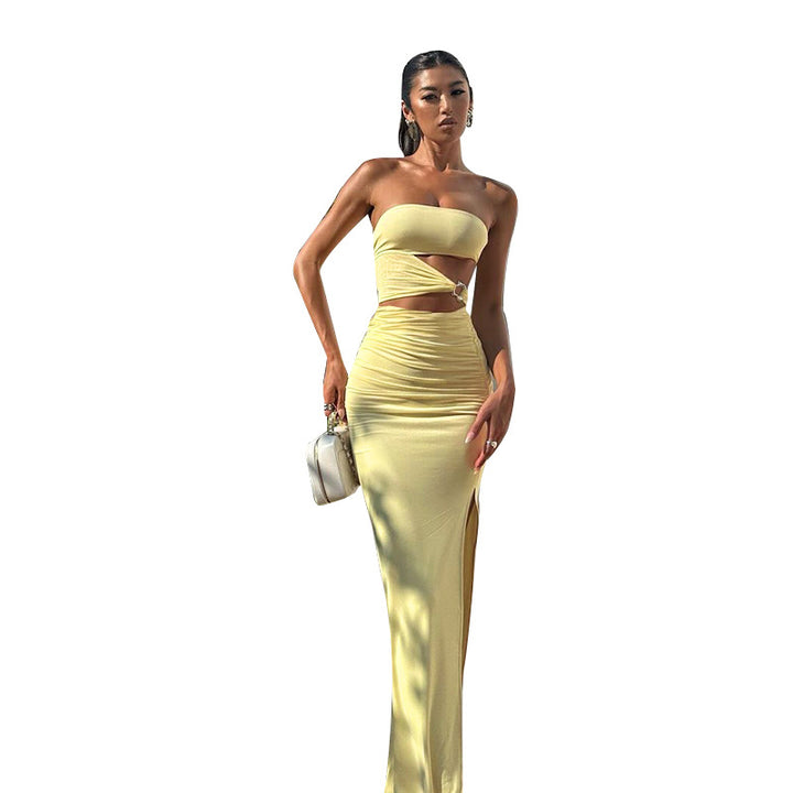 Dame maxi kjole med elegant cut-out-design og legende rufflelement.