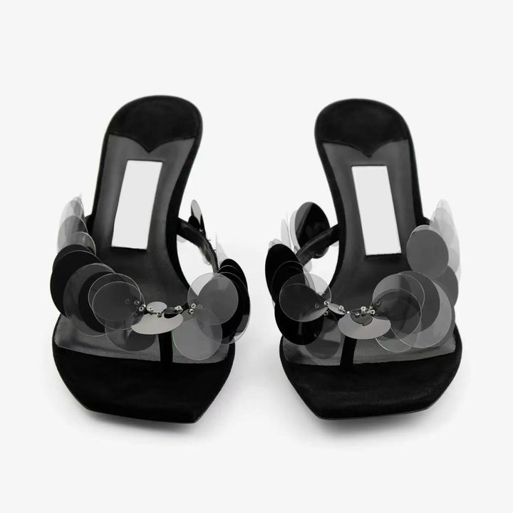 Femme Elegante Rutschsandaler med dekorative Disc Accenter Stilla