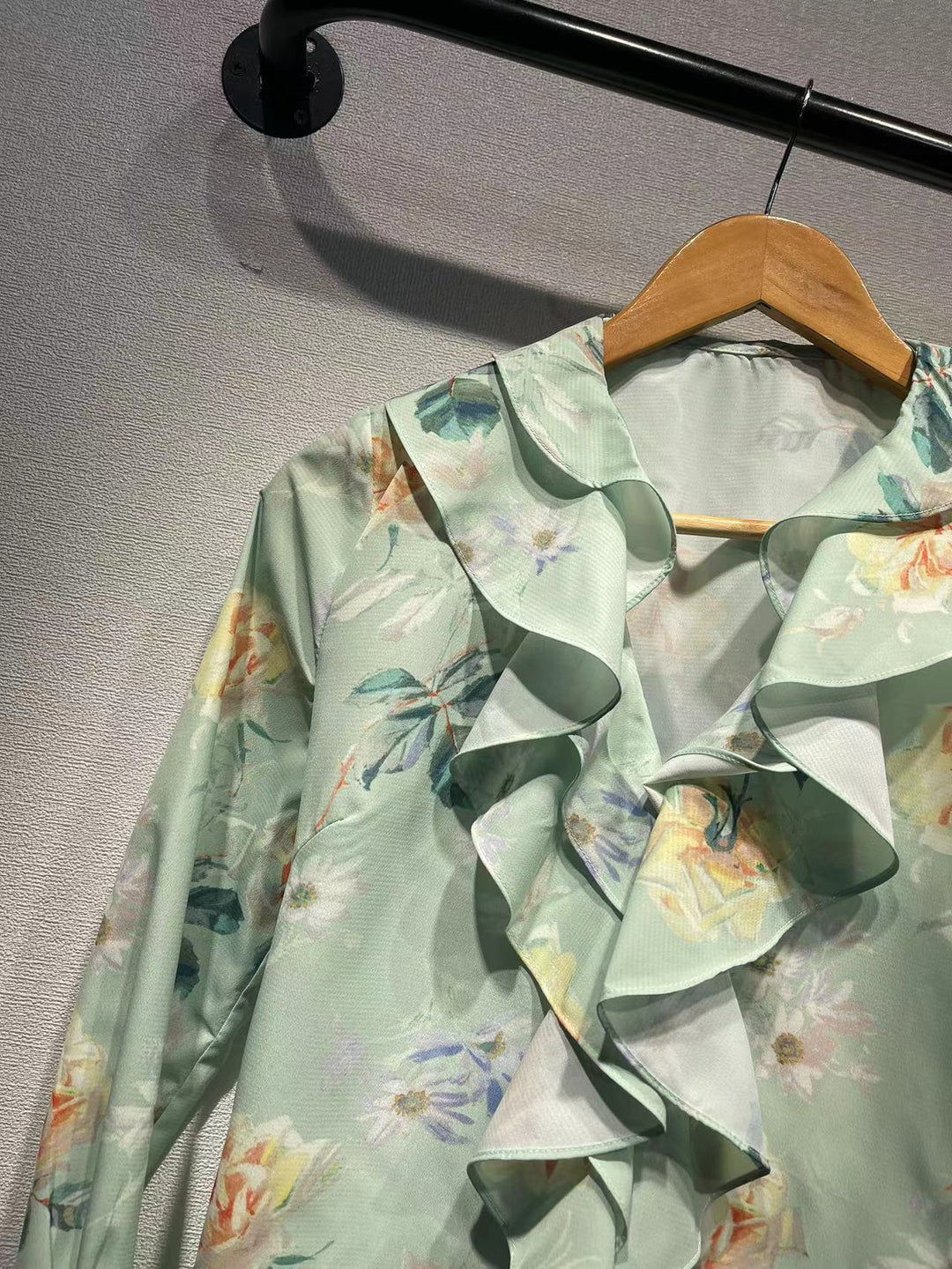 Dame ruffles blouse med floral design og elegante detaljer Stilla
