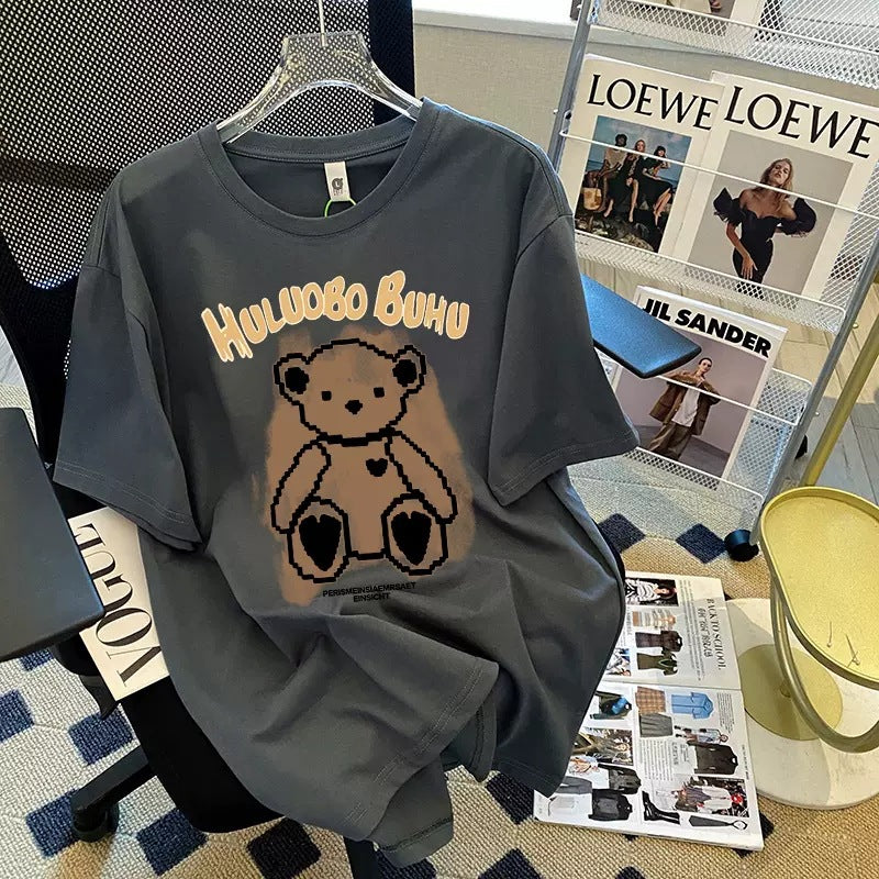 Dame T-shirt med sødt bjørnemotiv og kreativ skrift Stilla