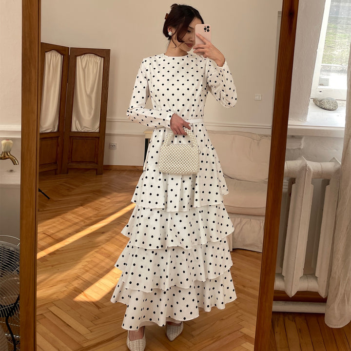 Kvinders maxikjole med flæse detaljer og fashionable prik design