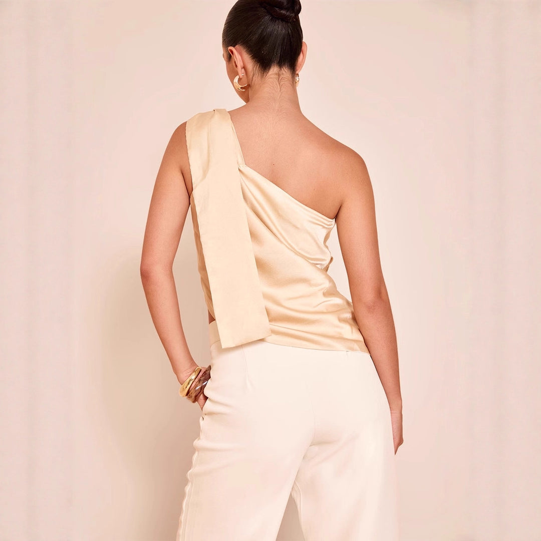 Dame asymmetrisk satin-top med draperet afslutning Skovae
