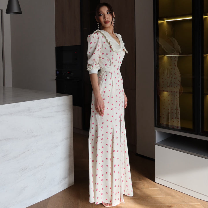Damer maxi kjole med elegant krave trim og blomstrede accenter
