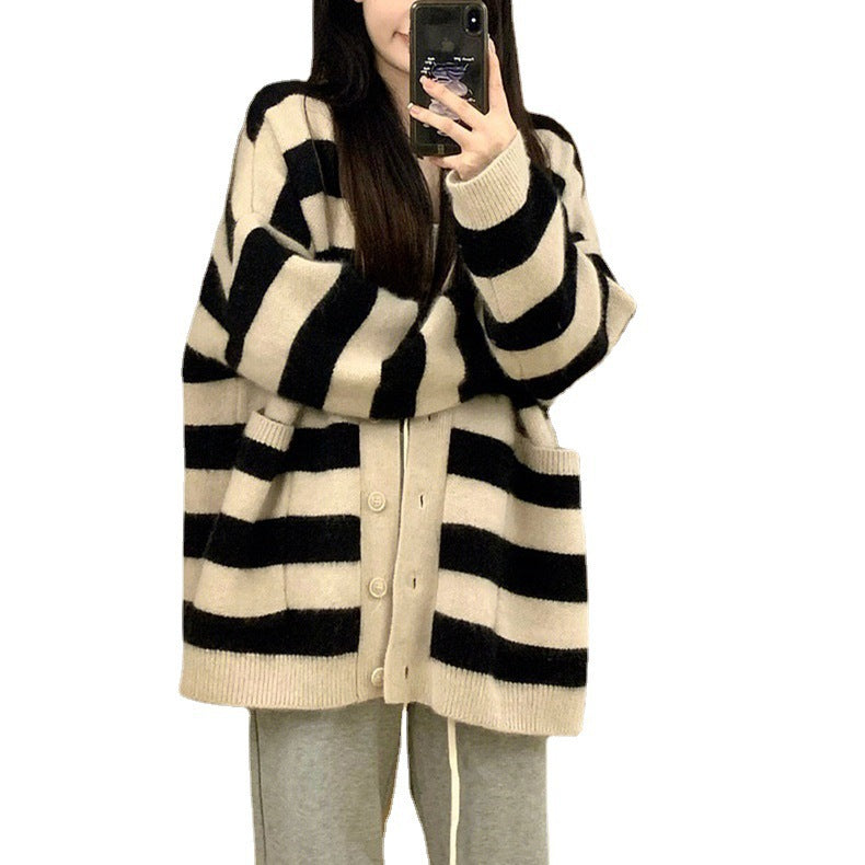 Kvinders Oversized Cardigan med Brede Striber og Praktiske Lommer Stilla