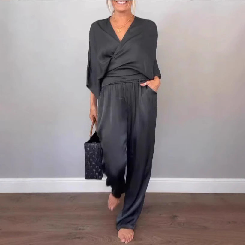 Dame Satin-Loungewear-sæt med elegant indpakningsdesign og bredt ben Stilla