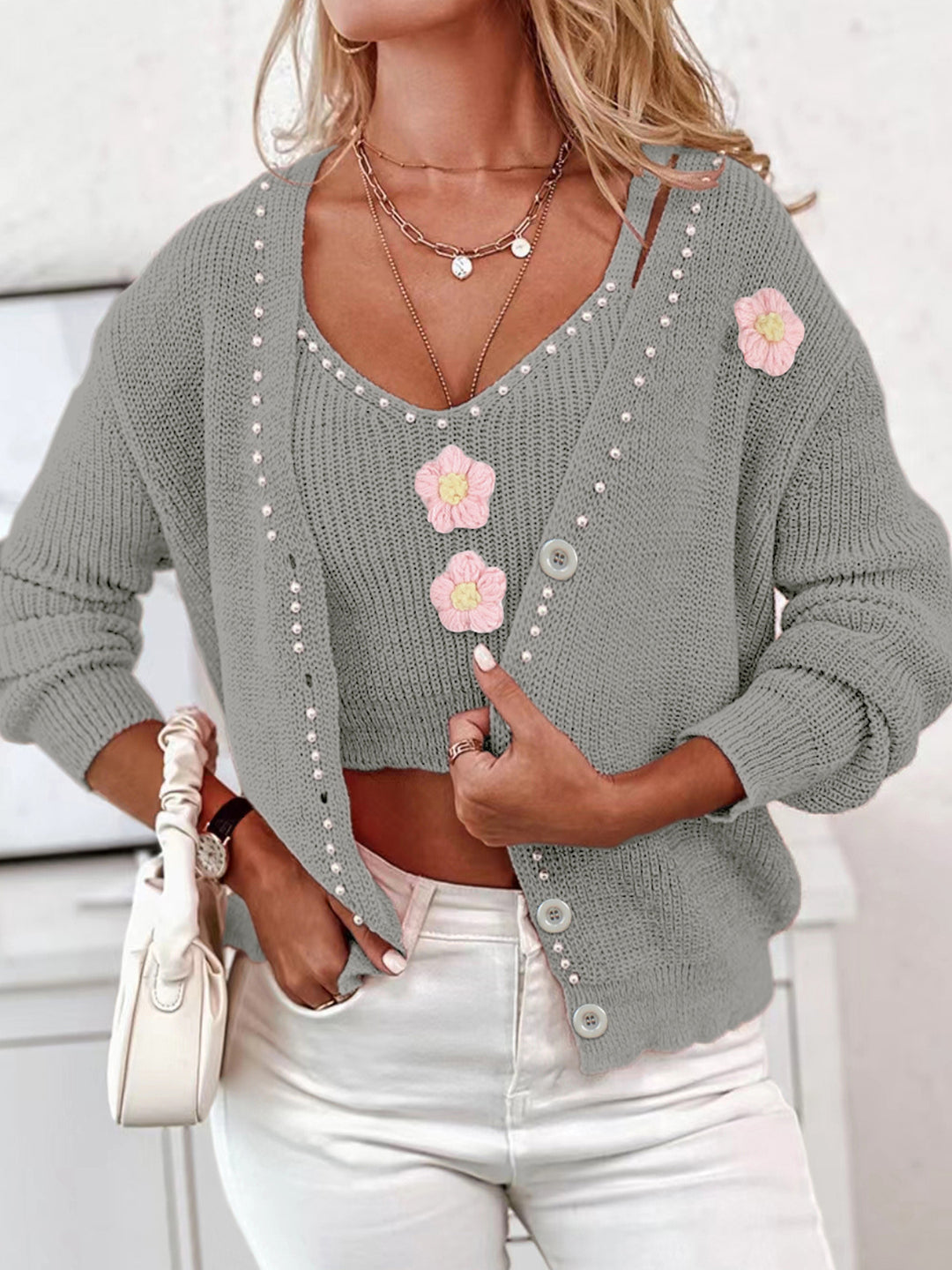 Dame moderigtig strikcardigan med florale applikationer og perle detaljer Stilla