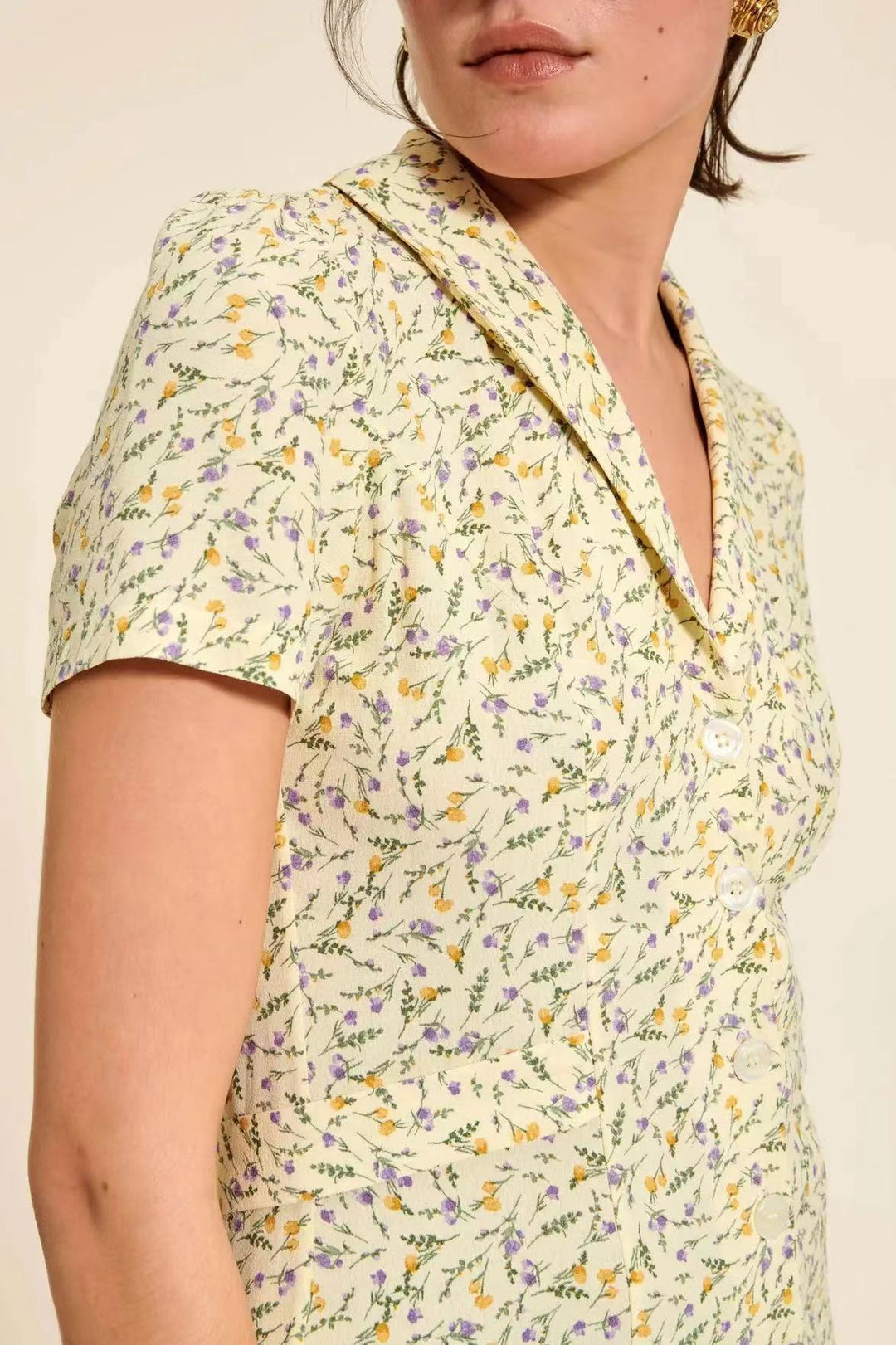 Dame skjortekjole med floral print og elegant V-udskæring Stilla