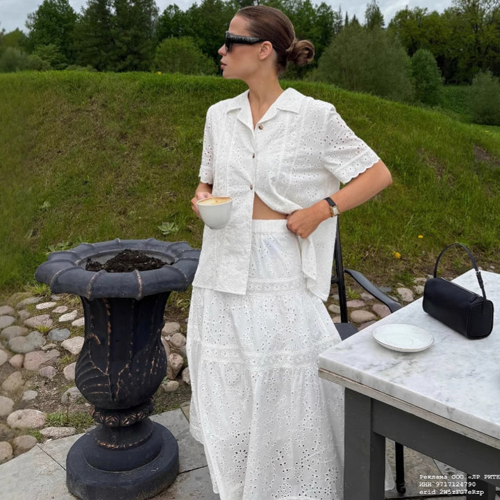 Dame elegant og luftig top med romantisk blondermønster og matchende nederdel Stilla