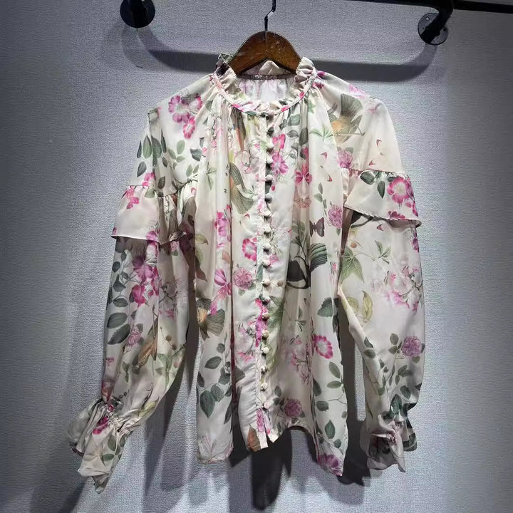 Damebluse med høje flæser og elegante knapdetaljer Stilla