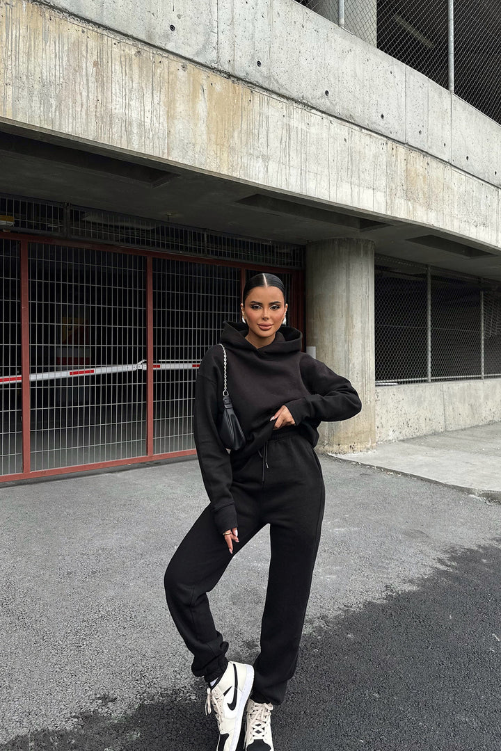 Dame behagelig og stilfuld sport-hoodie-kombination Stilla