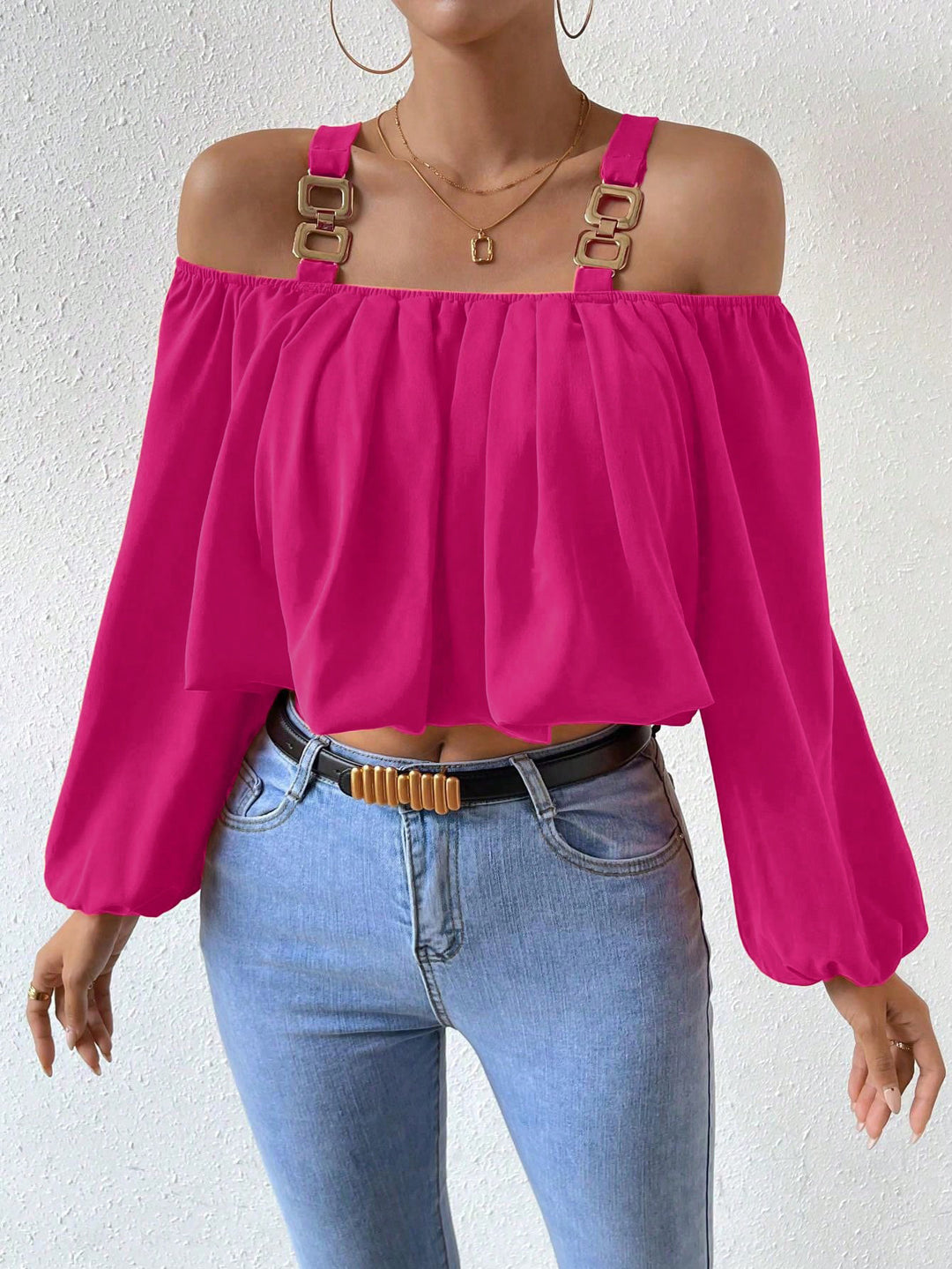 Kvinders off-shoulder bluse med dekorative stropper og elegant rynkning Stilla