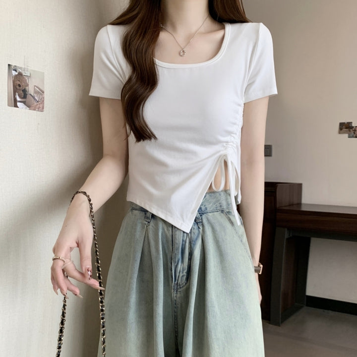 Femme Asymmetrisk kant T-shirt med sidelille detaljer Stilla