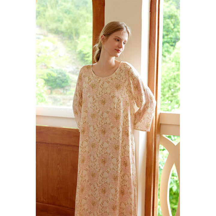 Dame elegant natkjole med blomsterbroderi og smigrende snit Stilla