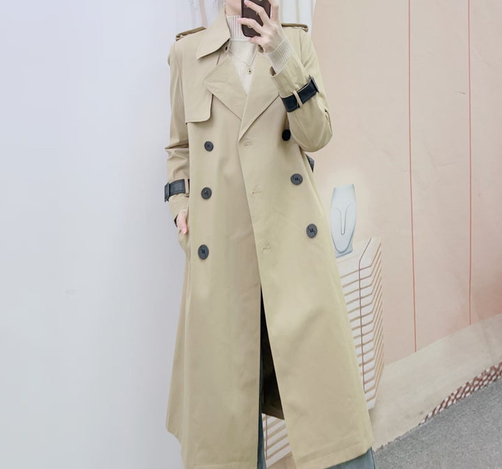 Dame trenchcoat med dobbelt knaplukning og moderigtige revers Stilla