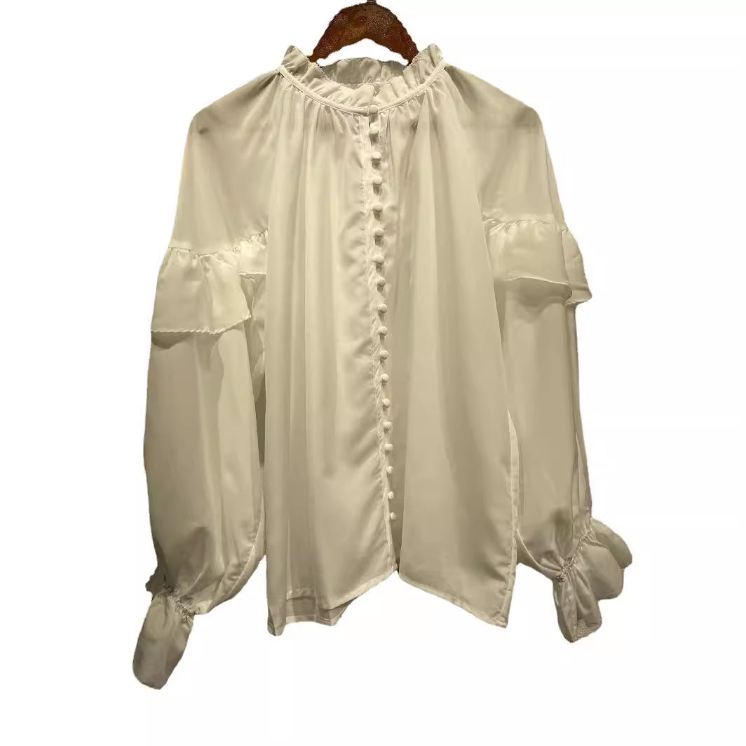 Damebluse med høje flæser og elegante knapdetaljer Stilla