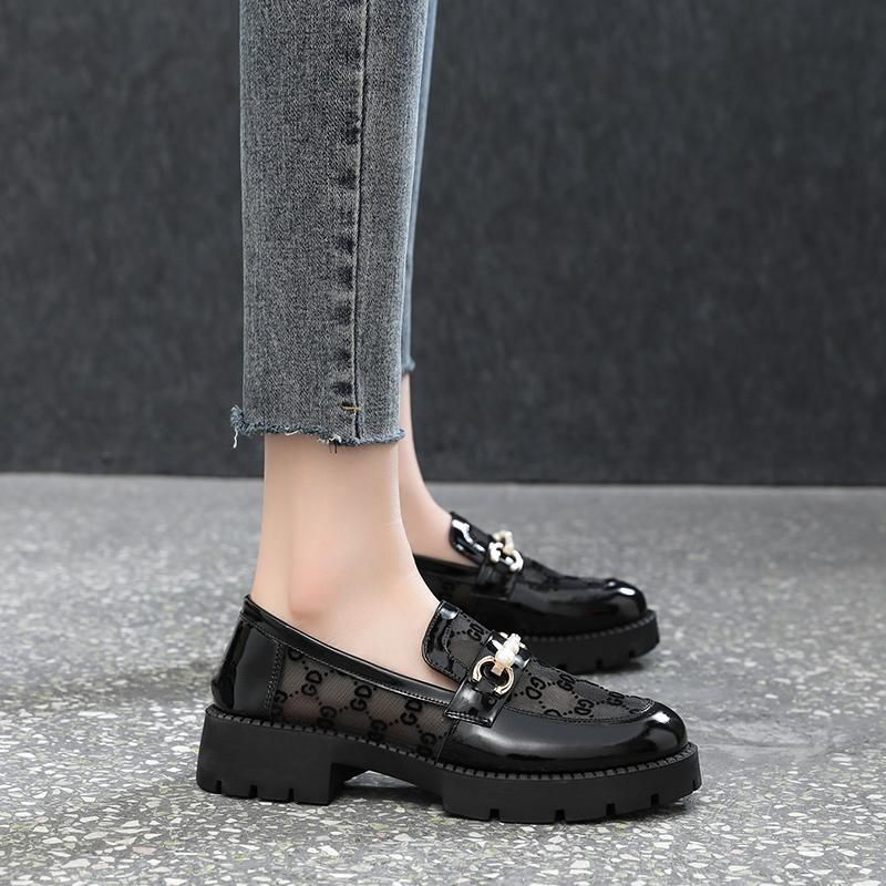 Dame modische lak-sandaletter med transparent overdel og elegant smykke detalje Stilla