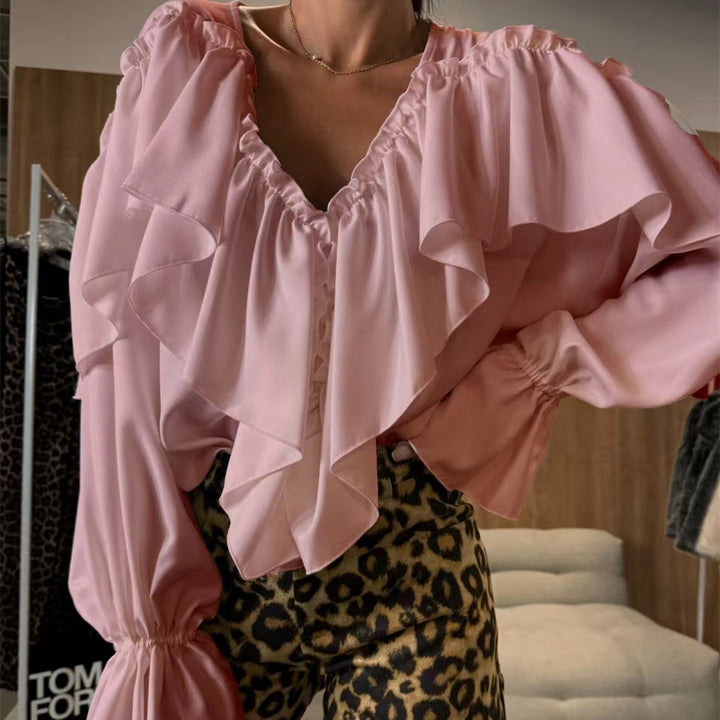 Dame elegant volantbluse med V-udskæring og ruffle detaljer Stilla