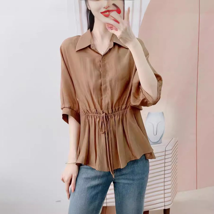Damebluse med taljerbart design og elegant bælte Stilla
