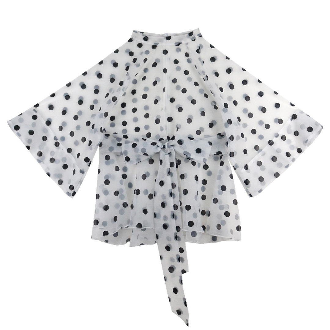 Dame chiffonbluse med transparent polka-dots-design og figursyet bindebælte Skovae