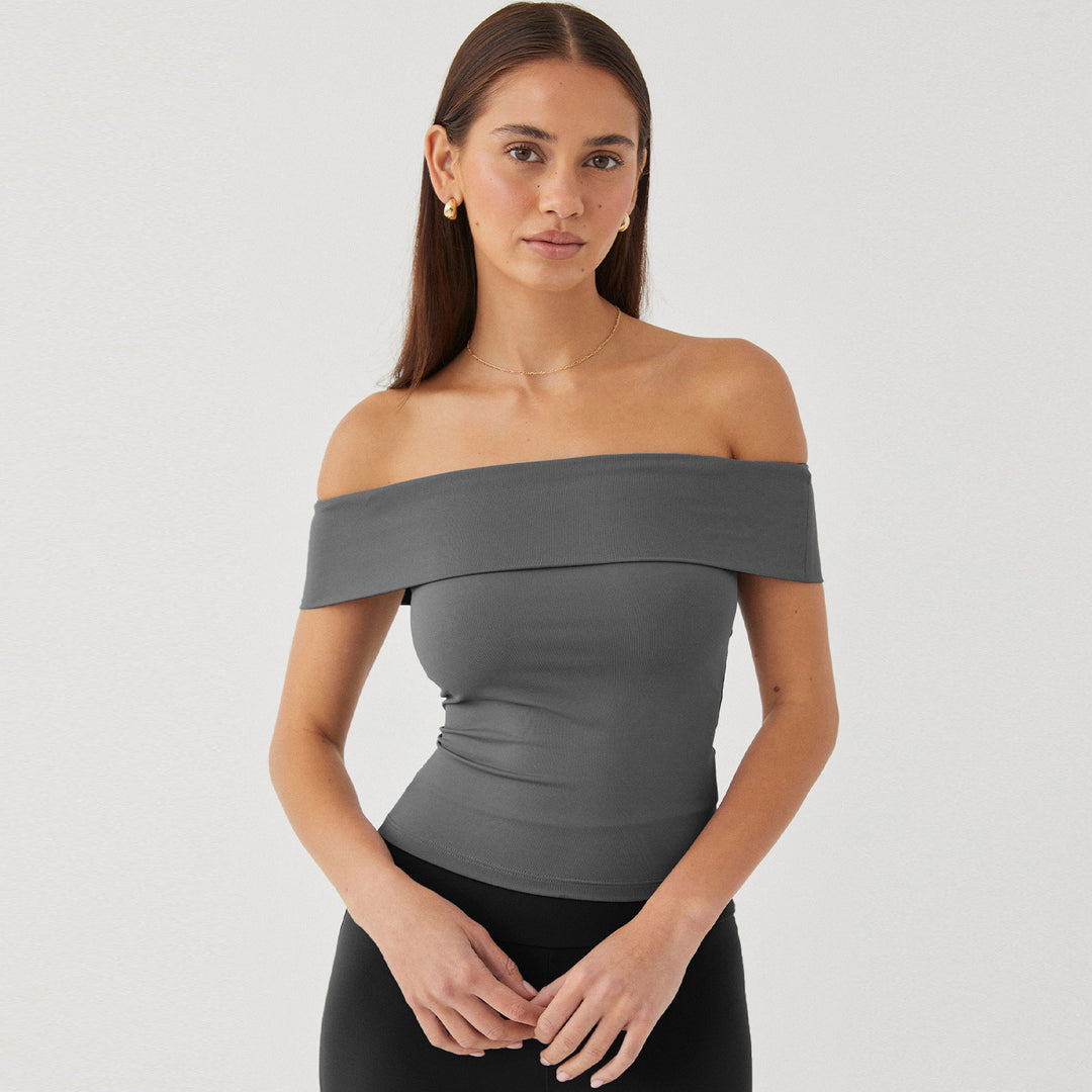 Dame Off-Shoulder Top med figursyet snit og elastisk materiale Stilla
