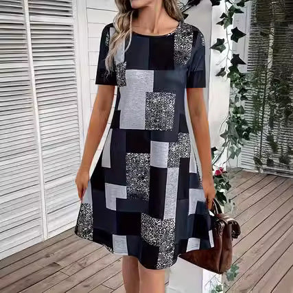 Dame fritidskjole med moderne patchwork-mønster og komfortabel pasform Stilla