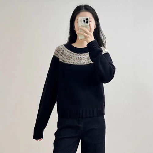 Kvindernes strikkede sweater med kreativt norsk mønster Stilla