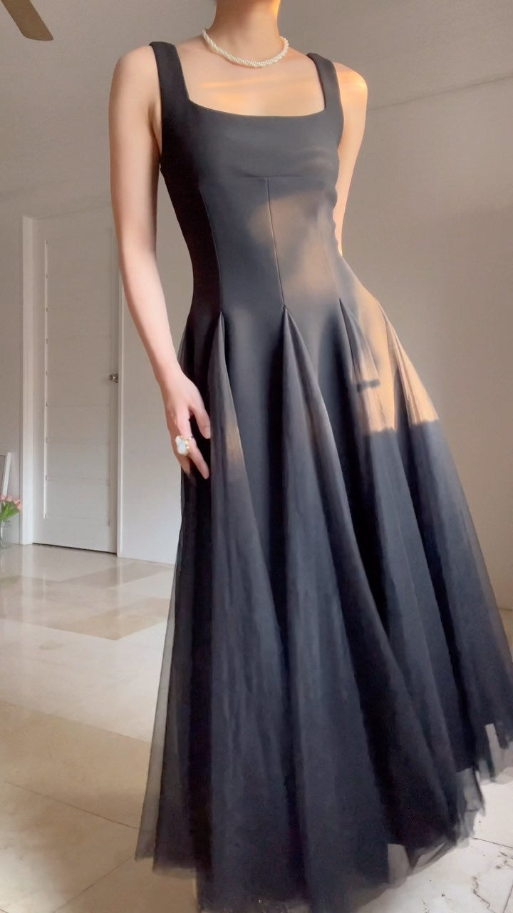 Dame aftenkjole med stilfuld A-formet snit og elegant chiffon overlay Skovae
