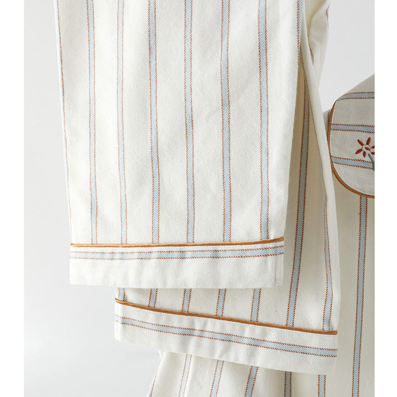Dame pyjamasæt med elegant stribemønster og broderede detaljer Stilla