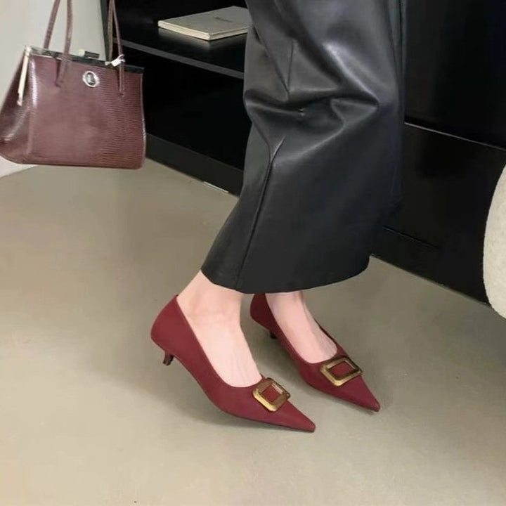 Dame spidse tå Kitten Heel Pumps med dekorative spænde-detaljer Stilla
