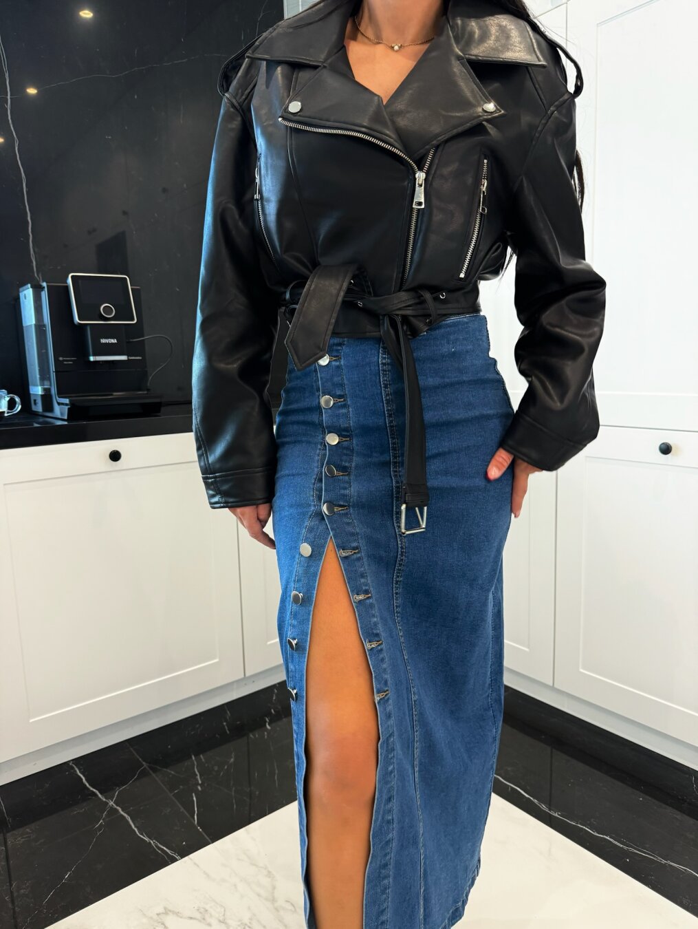 Dame midi denim nederdel med sidelæsning og dekorative knapdetaljer Stilla