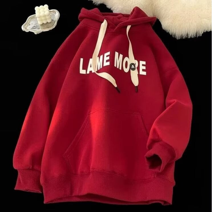 Kvinders hoodie med moderne bogstaver og eksklusiv design Skovae