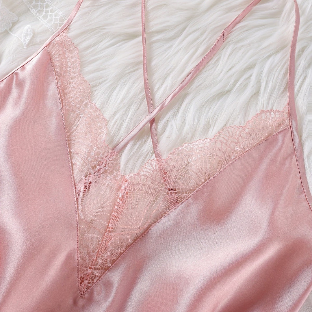 Femme Luksuriøs Satin-Cami- og Bukser-Sæt med Spidsdetaljer Stilla