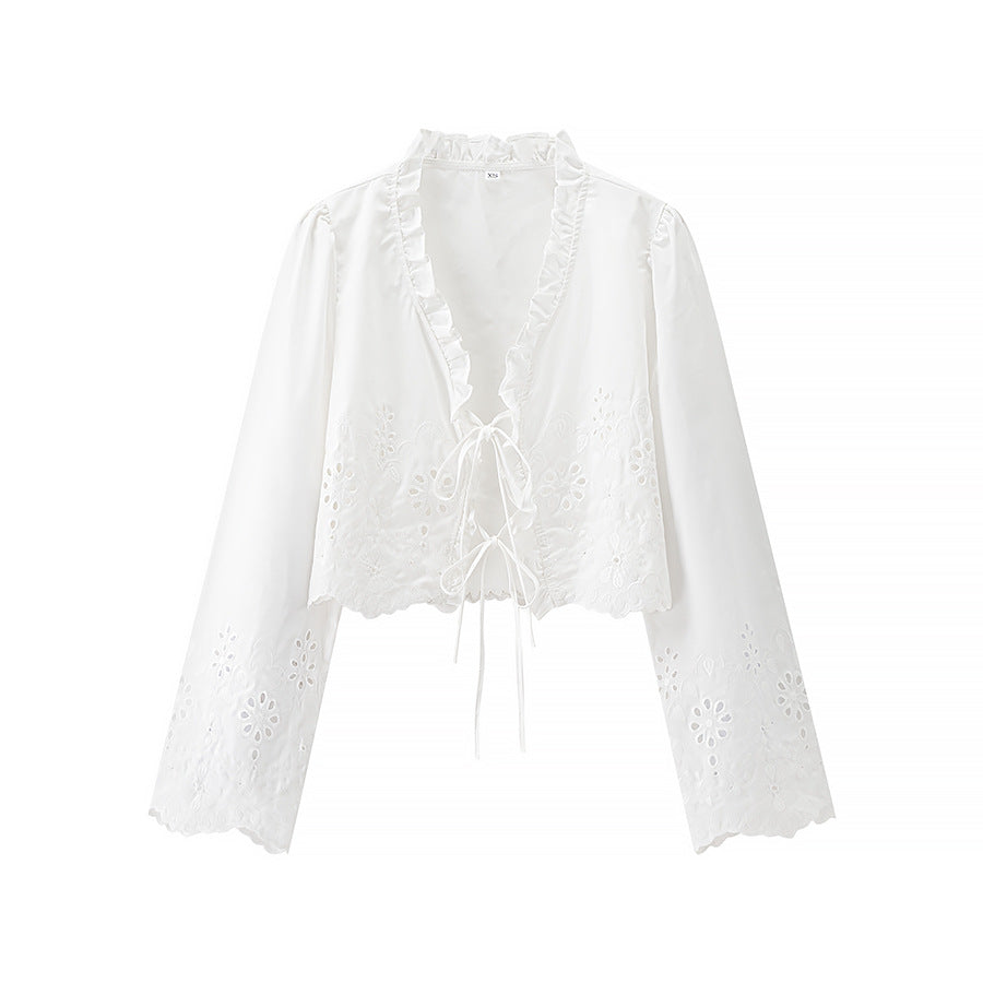 Damebluse med flæsedetaljer og floral broderi Stilla