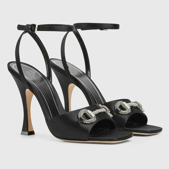Femme Elegante Satin Åben tå Hæl sandaler med dekorativt Spændefeature Stilla