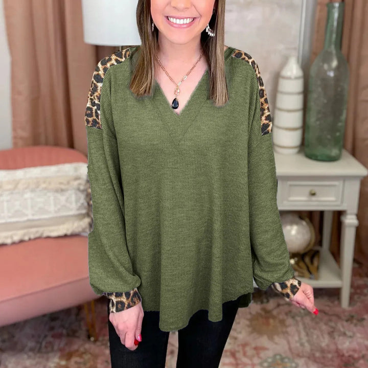 Dame afslappet V-hals bluse med dyreprint Stilla