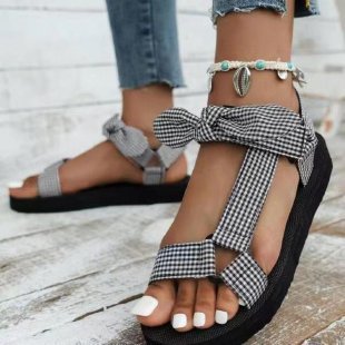Dame Wedge-sandaler med farverigt remdesign og stilfulde bånd Stilla