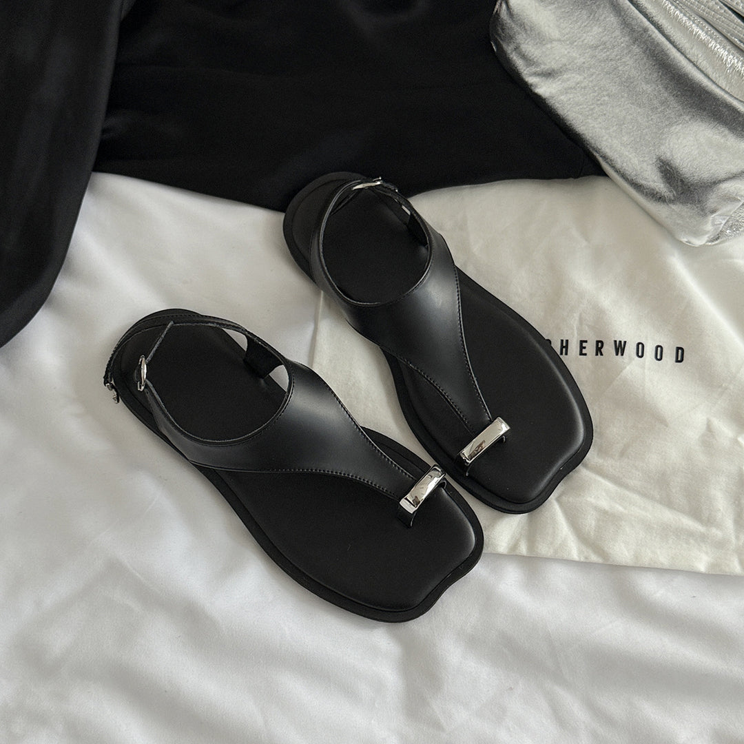 Femme Sleek T-Riemen Slide Sandaler med metallisk spænde Stilla