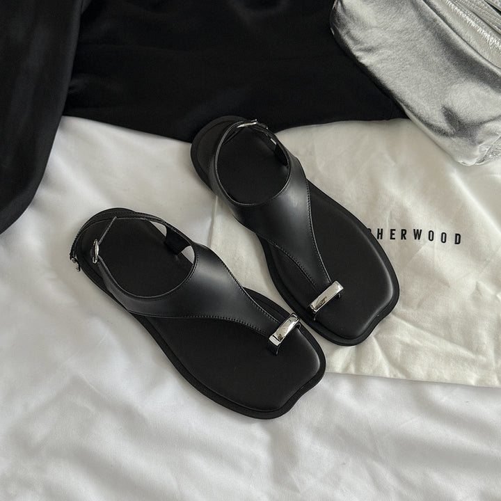 Femme Sleek T-Riemen Slide Sandaler med metallisk spænde Stilla