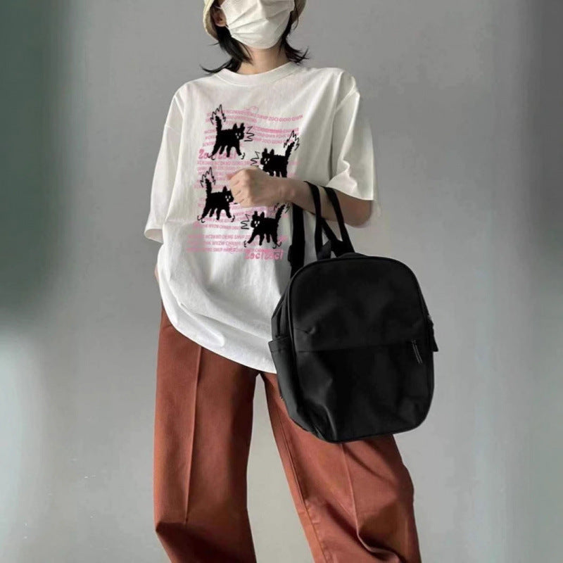 Dame T-shirt med kreativ katte-design og afslappet tekst Stilla