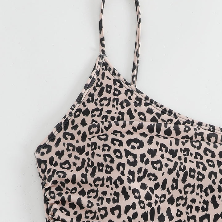 Dame én-delt badesuit med trendy leopardmønster og figurformende snit Stilla
