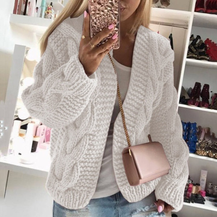 Dame strikjakke med iøjnefaldende fletdesign og oversized snit Stilla