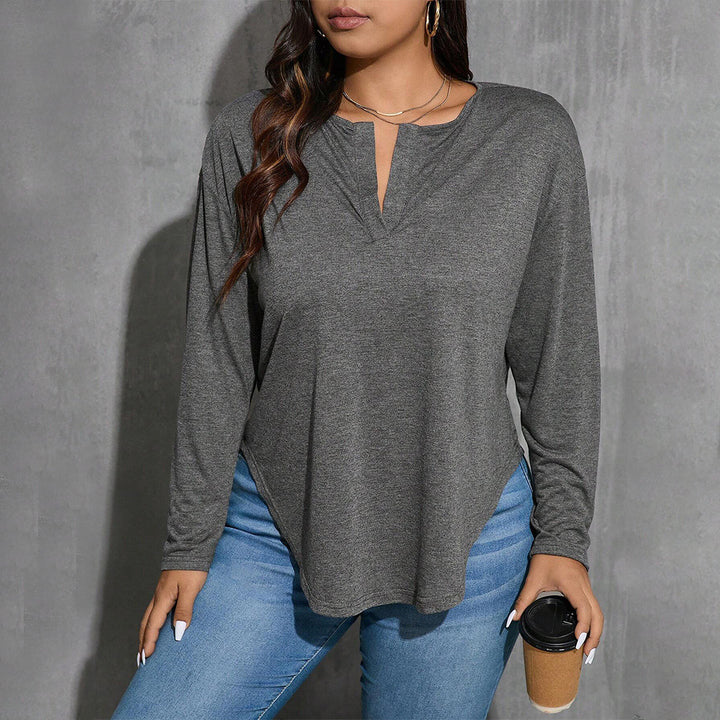 Dame afslappet longsleeve top med V-udskæring og let asymmetrisk kant Stilla