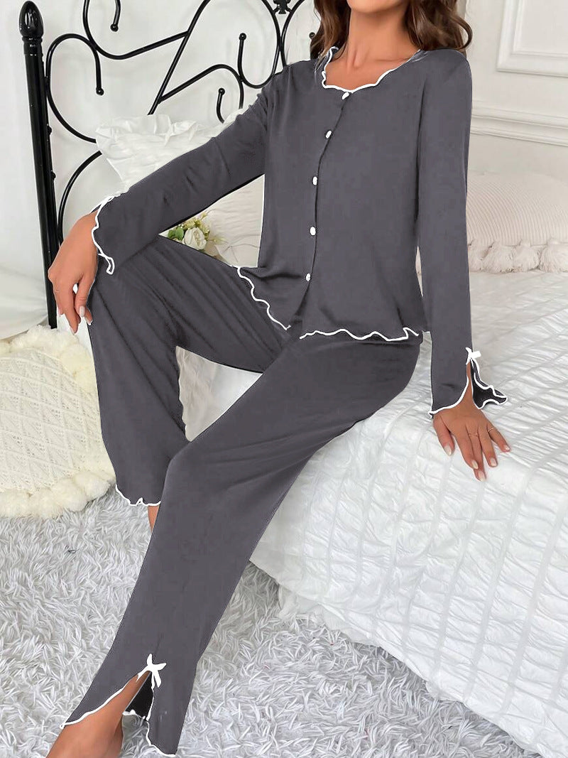 Dame elegant pyjamasæt med flæse detaljer og knaplukning Stilla