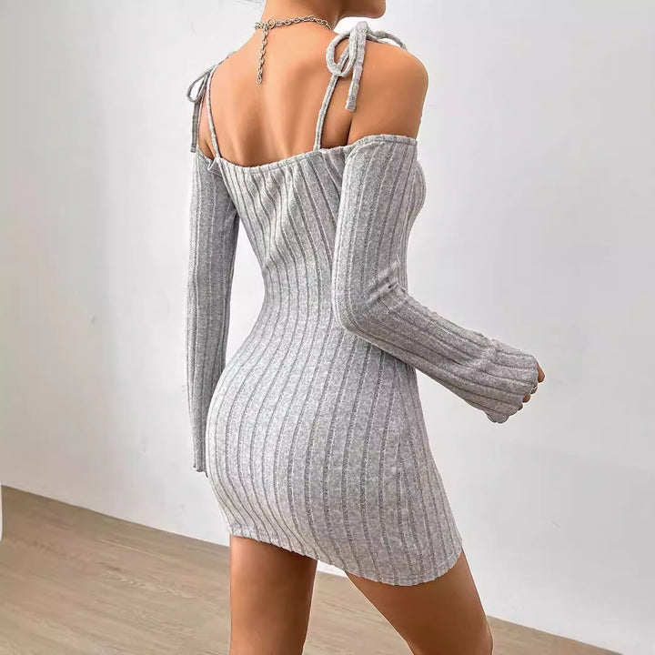 Kvindernes mini kjole med off-shoulder design og trendy rib strik Stilla