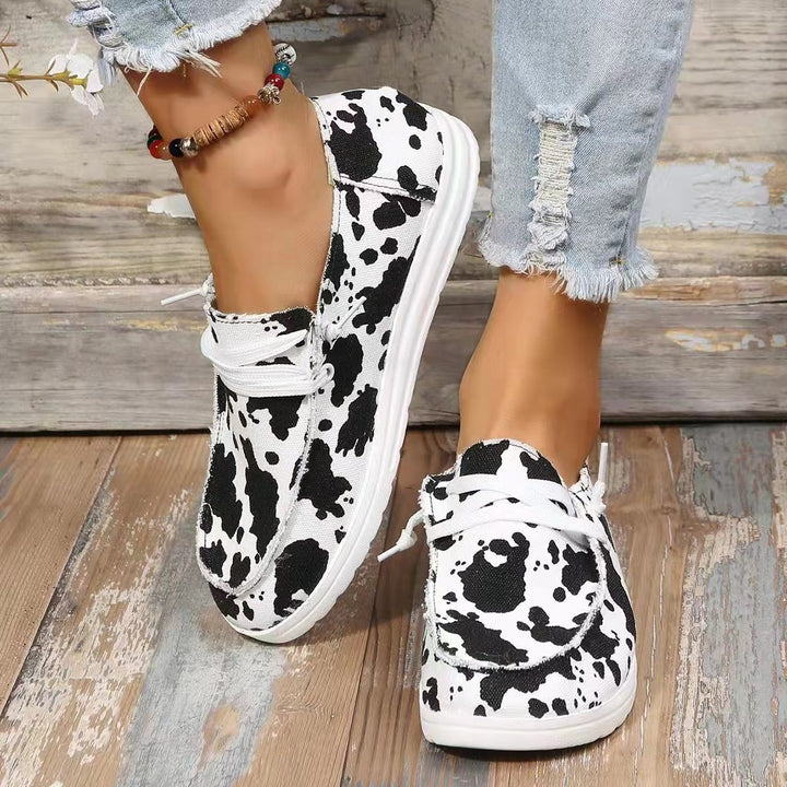 Dame Mode Slip-On Sneakers med unikt Cow-Print og fleksibel sål Stilla