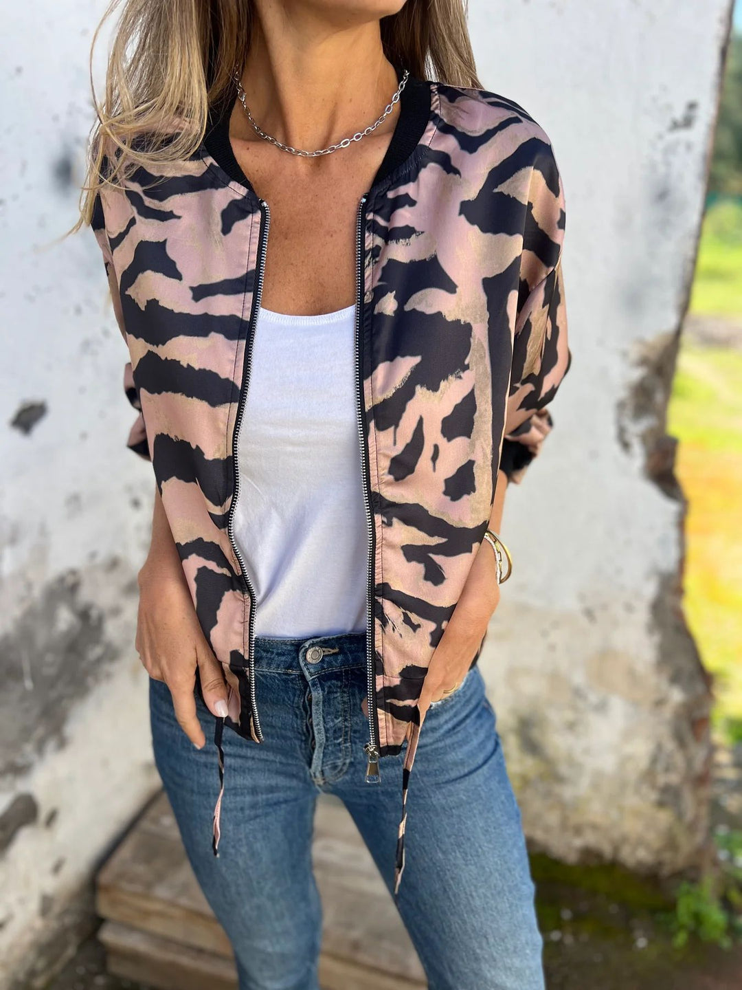 Dame fritidsjakke i trendy dyreprintdesign med elastiske manchetter Stilla