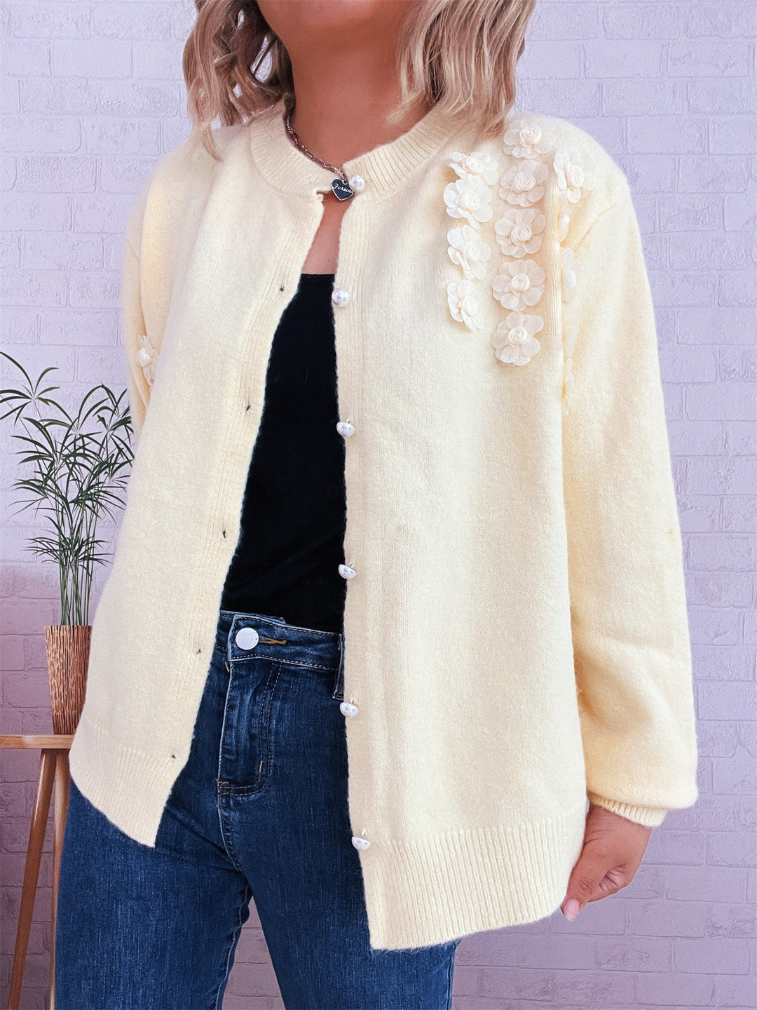 Kvinders cardigan med blomsterapplikationer og knapdetaljer Stilla