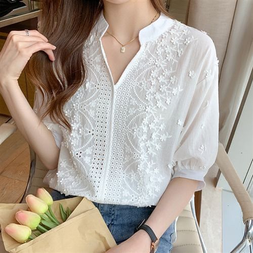 Damebluse med blomsterbroderi og halvlange ærmer Stilla
